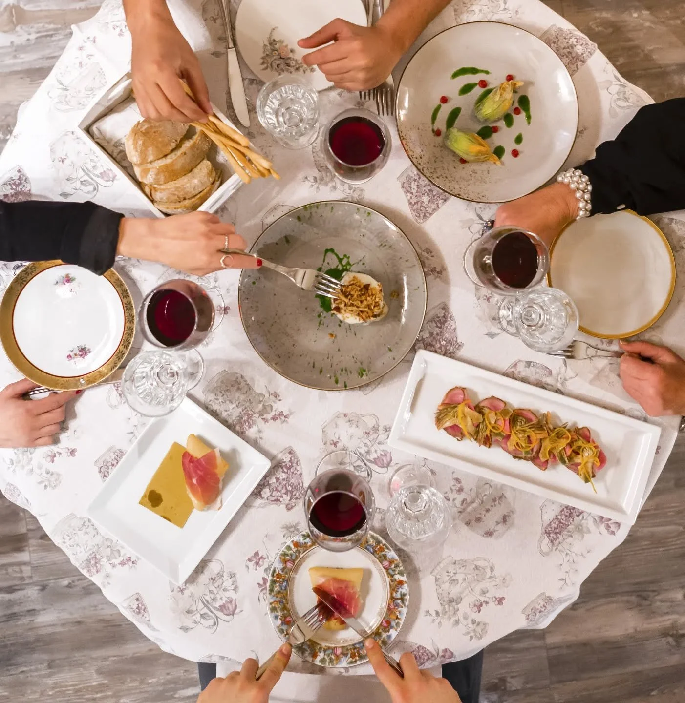 Tavola apparecchiata con piatti tipici della cucina milanese serviti all’Osteria del Ponte.