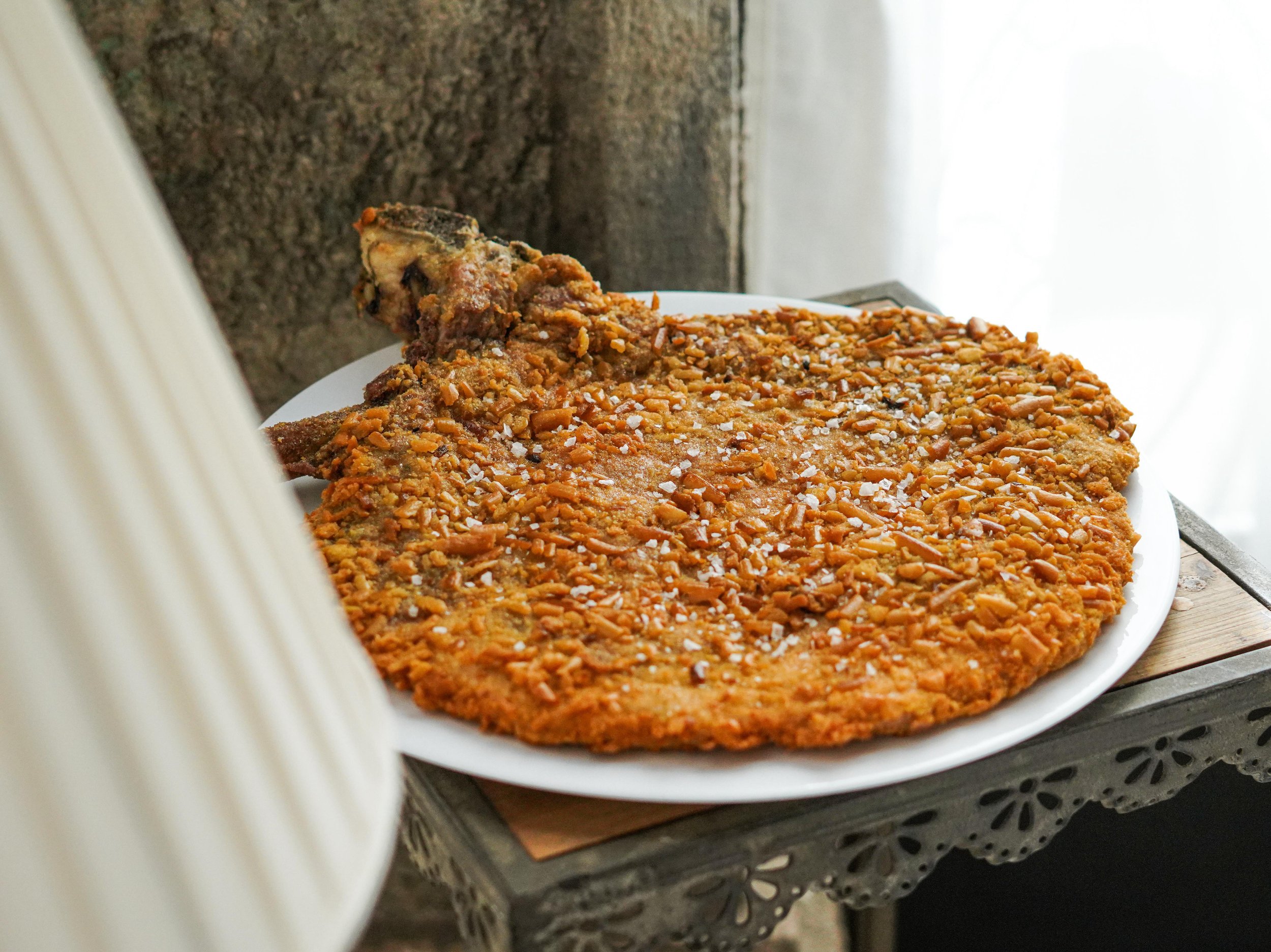 Cotoletta gigante alla milanese dorata e croccante.