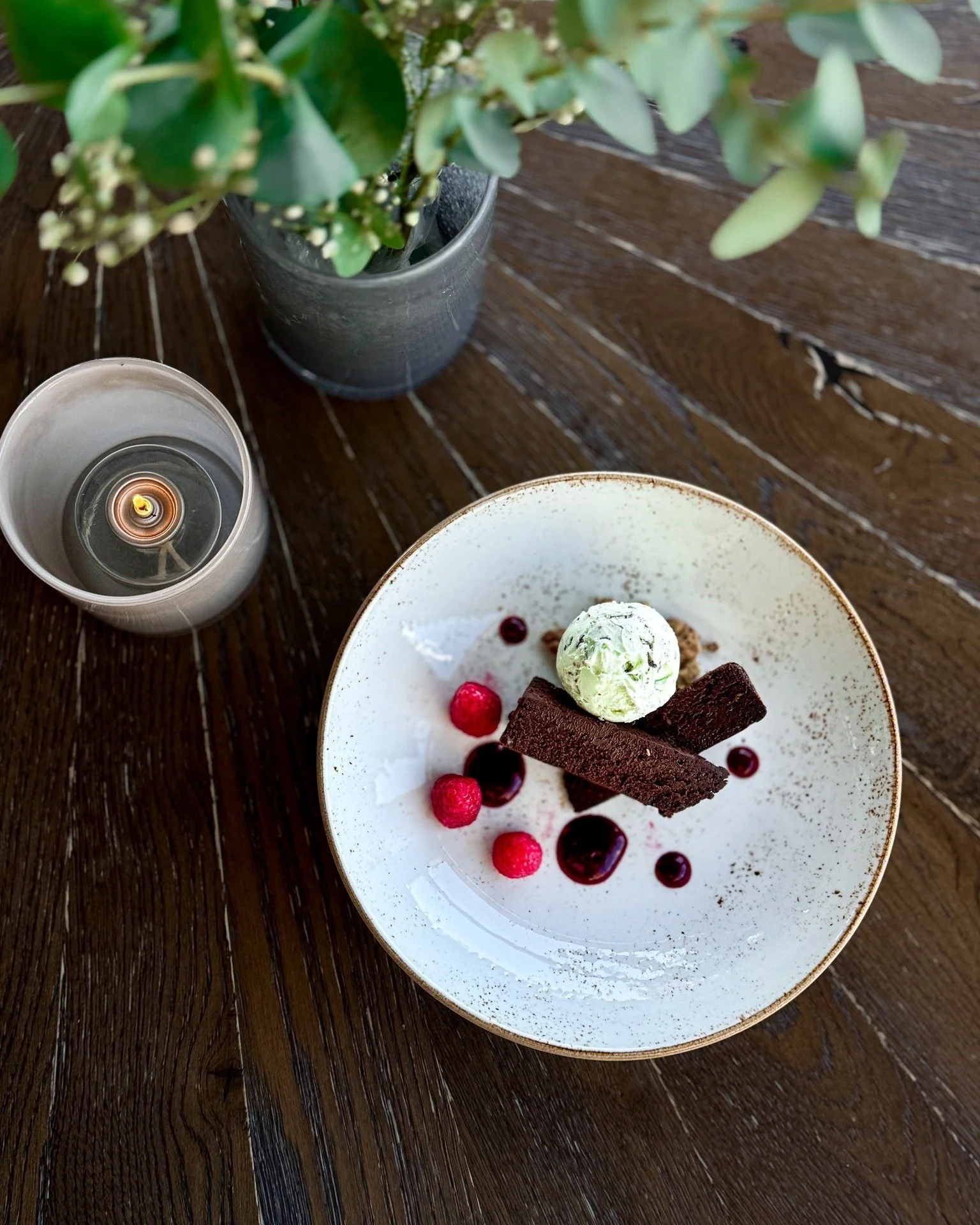 Et fat med sjokoladebrownies, vaniljeis og bær.