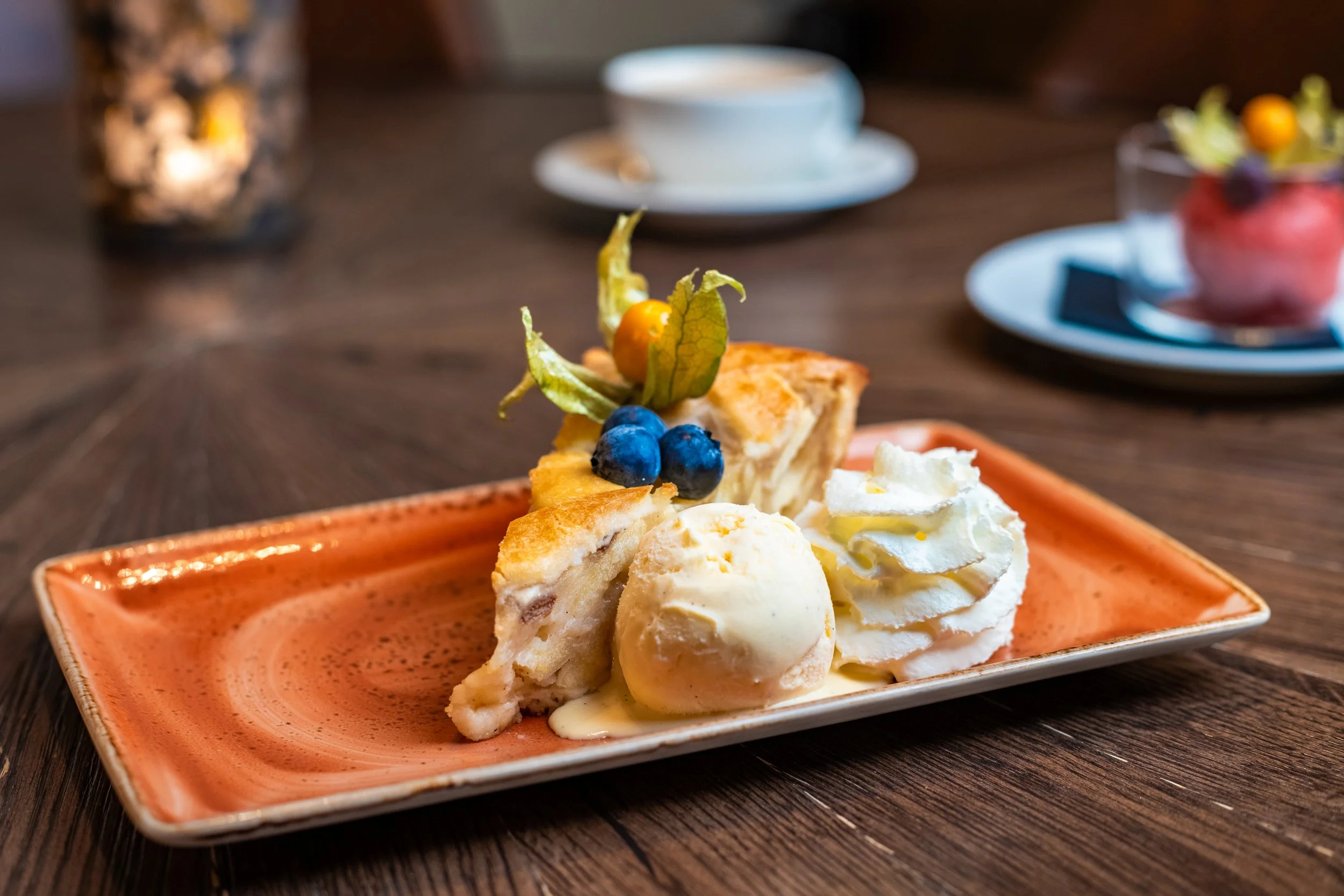 Deilig Eplekake med is hos oss i Bergmanns Tønsberg