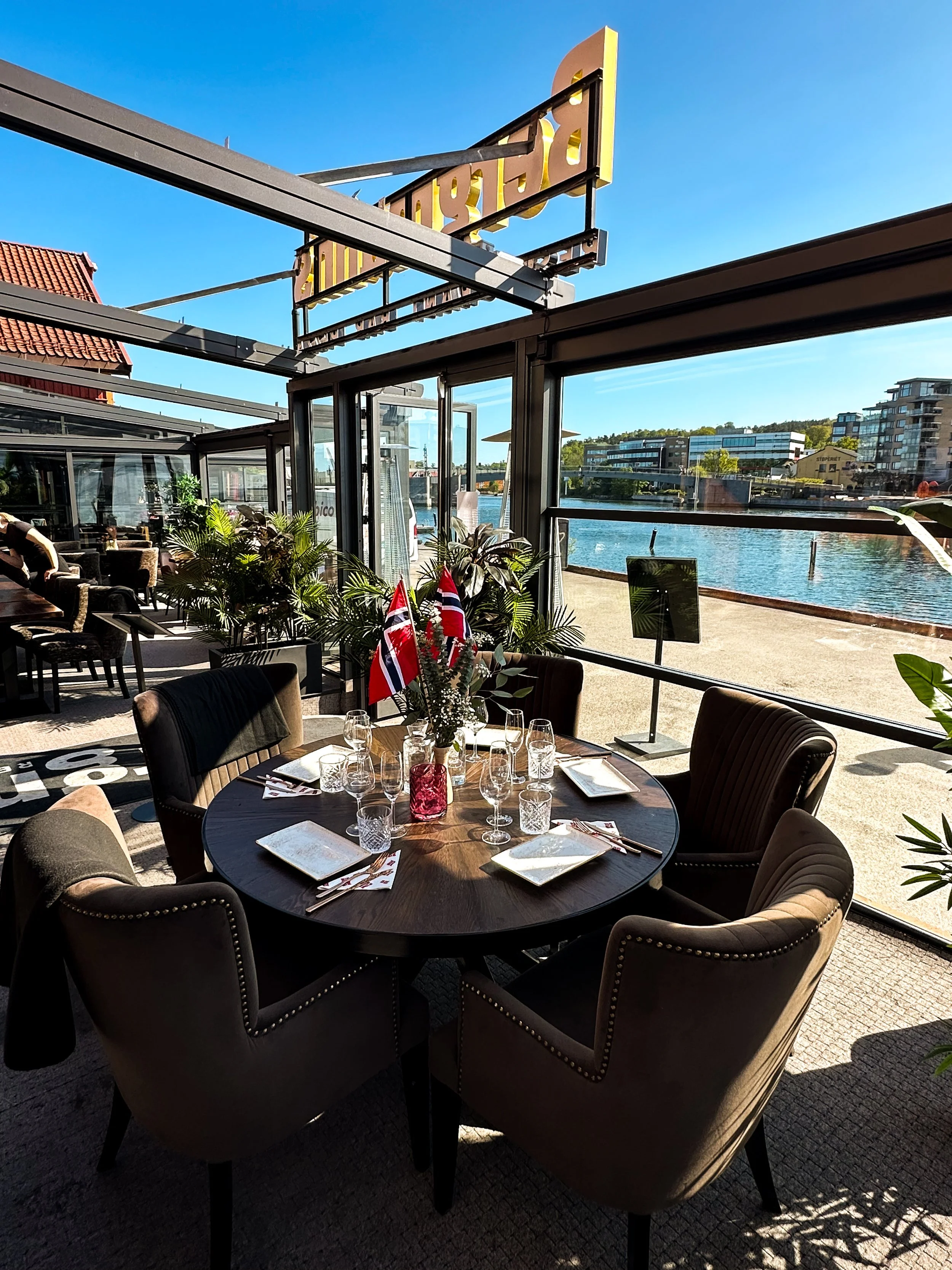 feir 17. mai langs brygga i Tønsberg.