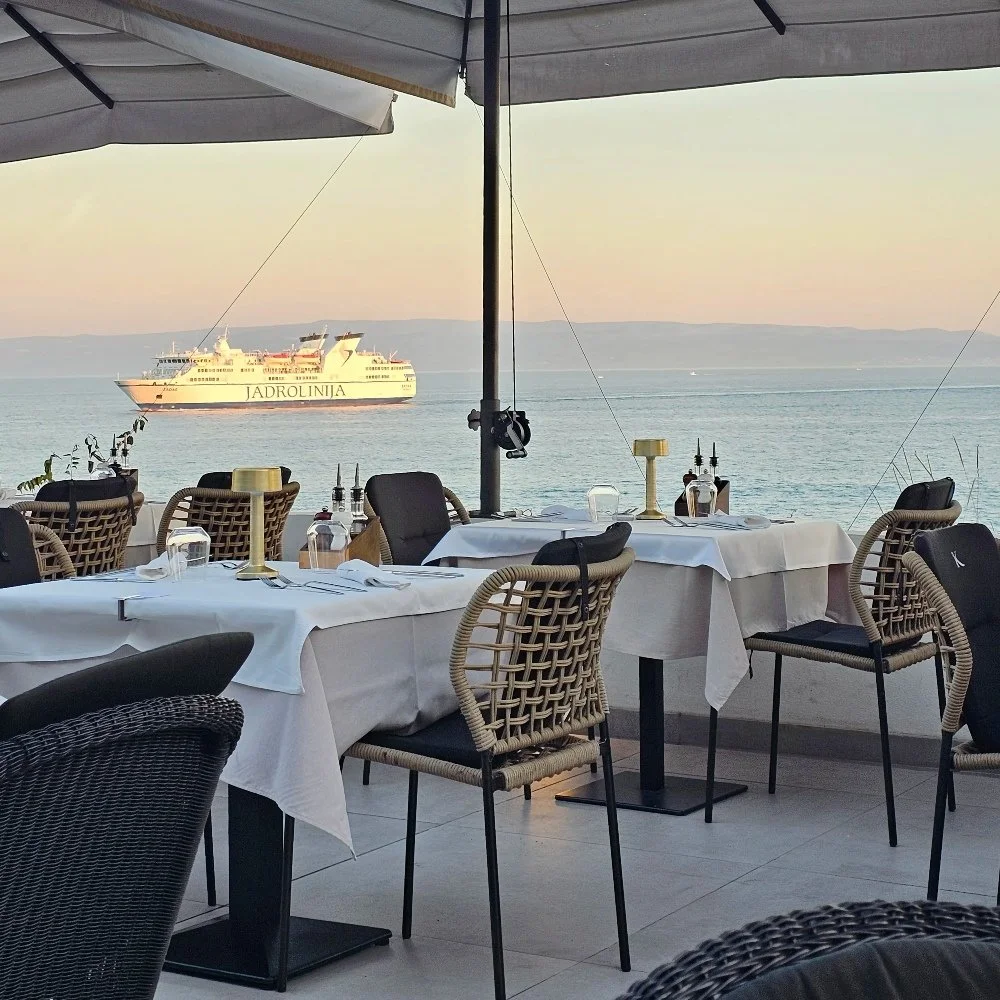 Seaside restaurant with marina view, fresh seafood dining and relaxed Mediterranean atmosphere