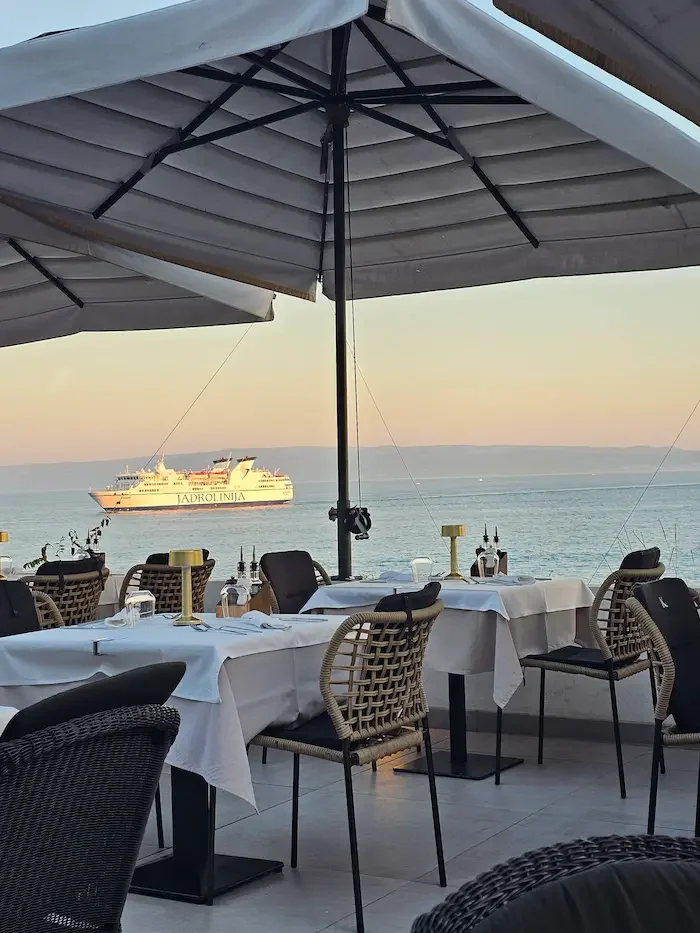 Seaside restaurant with marina view, fresh seafood dining and relaxed Mediterranean atmosphere