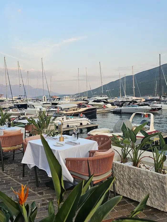 Seaside restaurant with marina view, fresh seafood dining and relaxed Mediterranean atmosphere