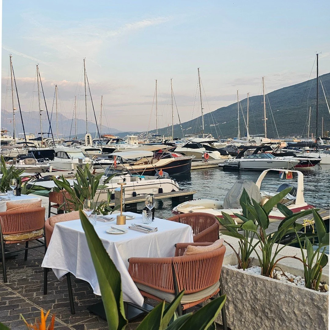Seaside restaurant with marina view, fresh seafood dining and relaxed Mediterranean atmosphere