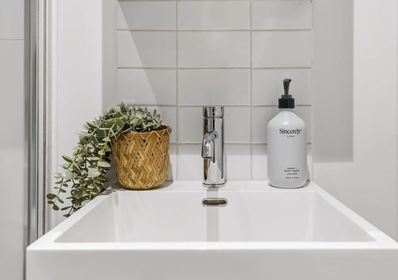 Southbank Apartment Modern bathroom