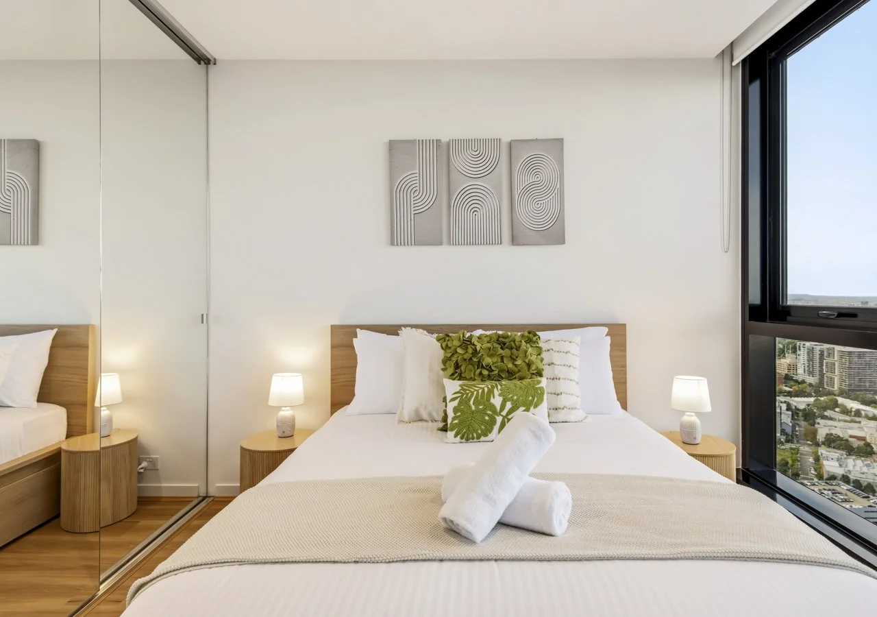 Comfortable queen bed with city views Southbank