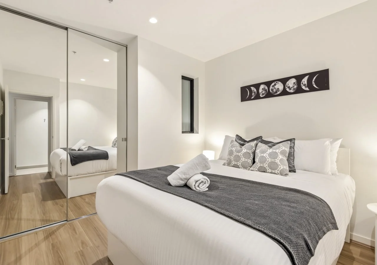 Southbank Apartment modern bedroom