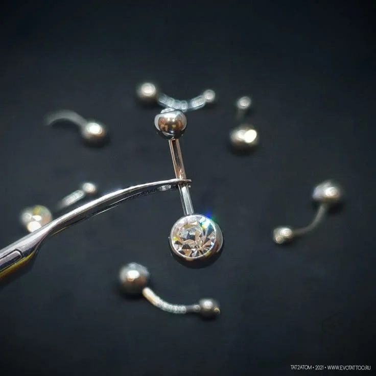 Inserzione di una perla sulla pelle di un orecchino in argento con tondino di metallo.