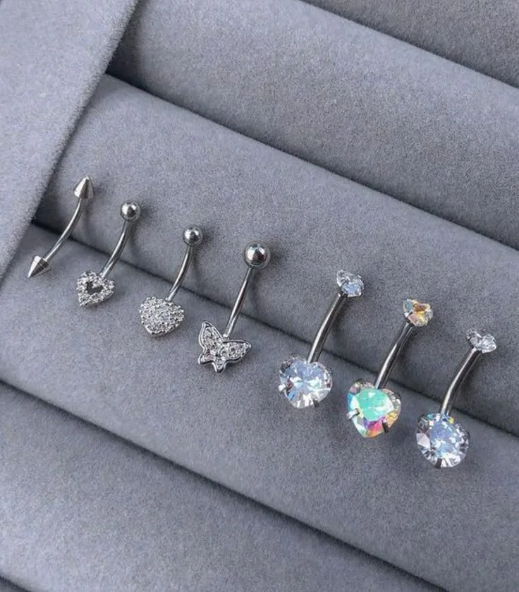 Set di sei anelli con pietre scintillanti su supporto di velluto grigio.