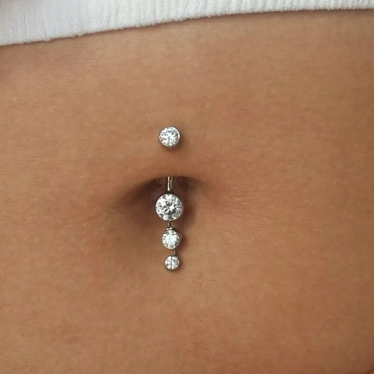 Piercing all'ombelico con cinque cristalli di varie dimensioni