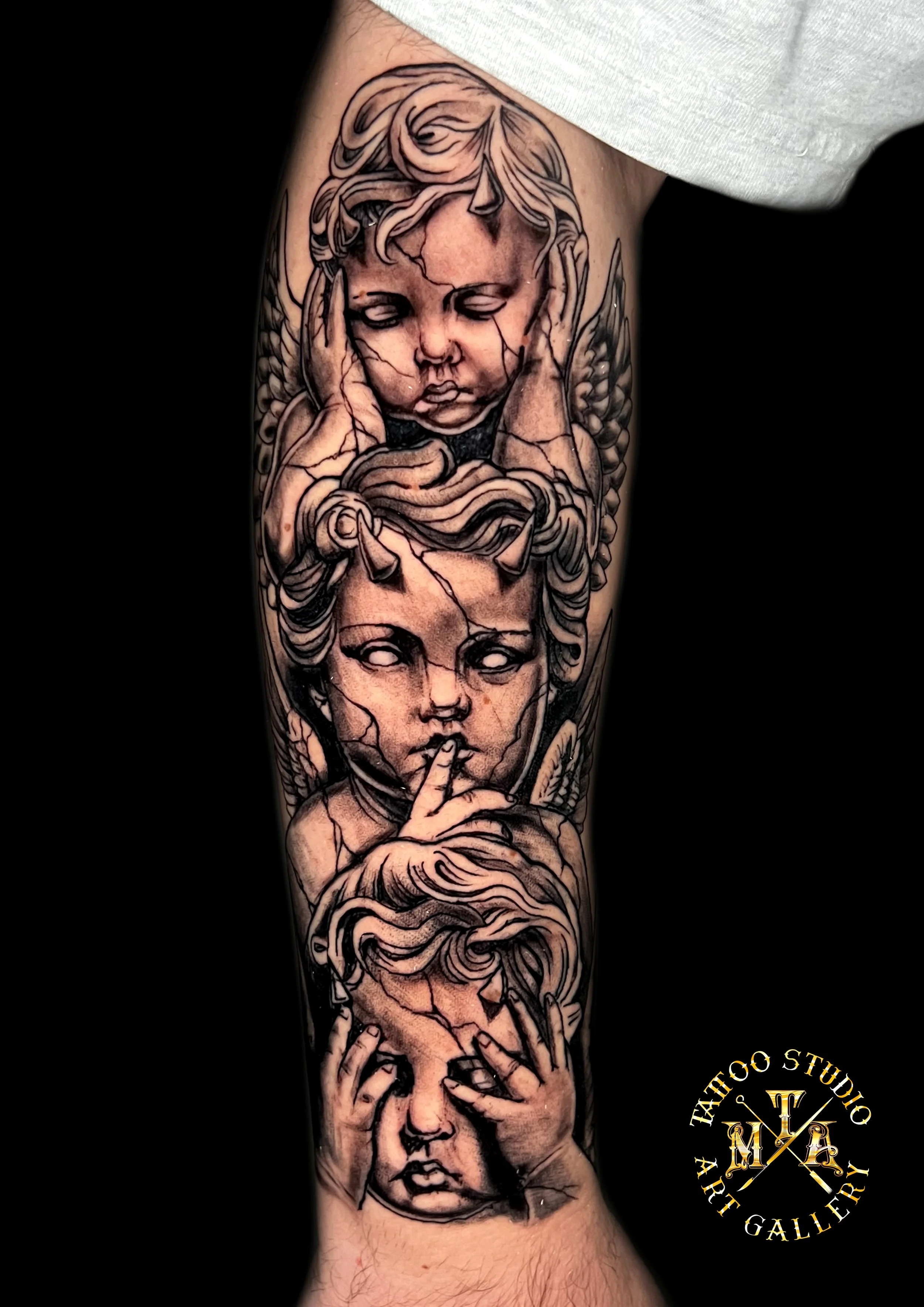 Tatuaggio di quattro volti di bambini con espressioni diverse, raffigurati in stile realistico, con linee nere e dettagliazioni.I volti si sovrappongono lungo il braccio