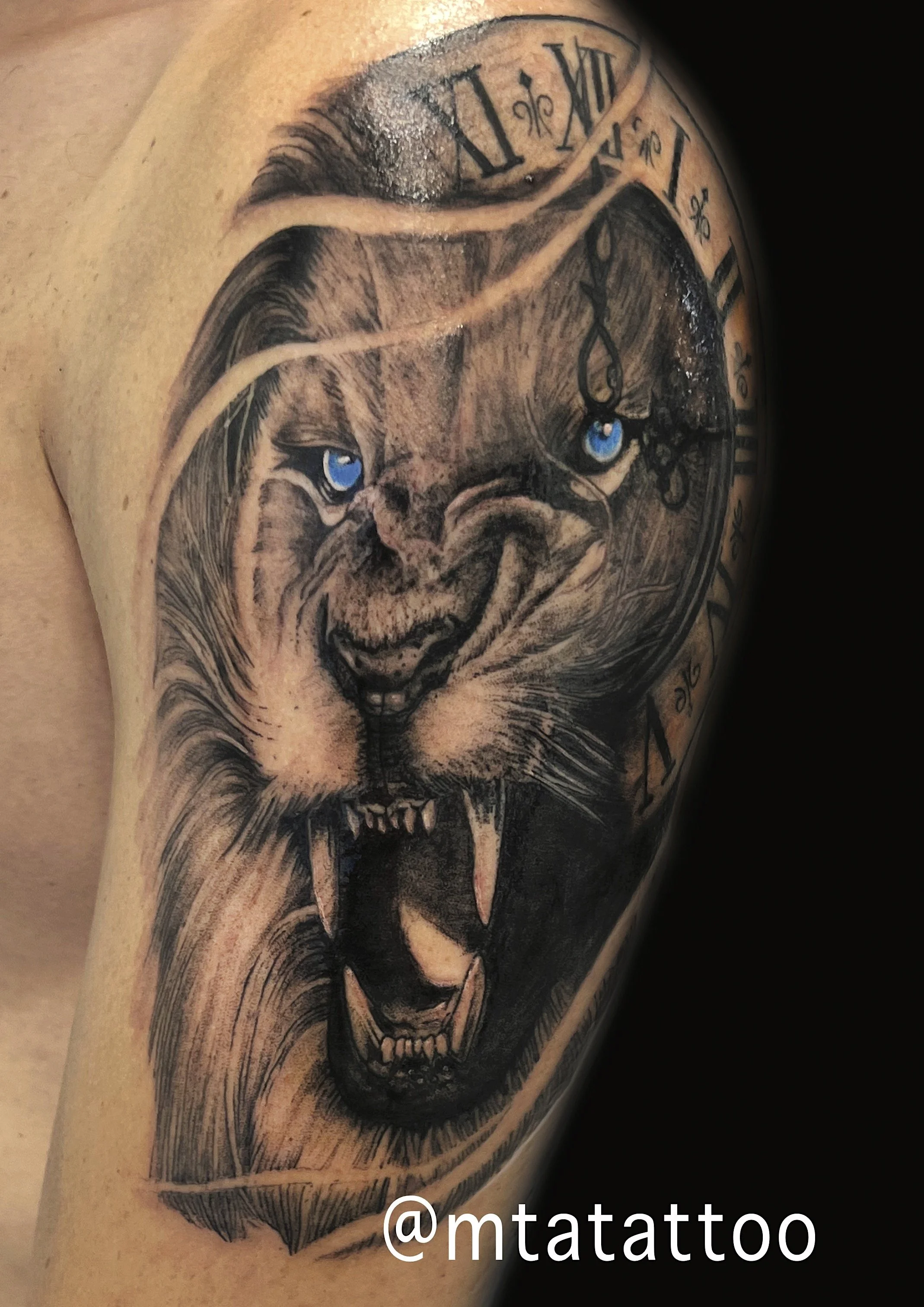 Tatuaggio di un leone con un orologio con numeri romani sulla testa, dettagli realistici e occhi blu.