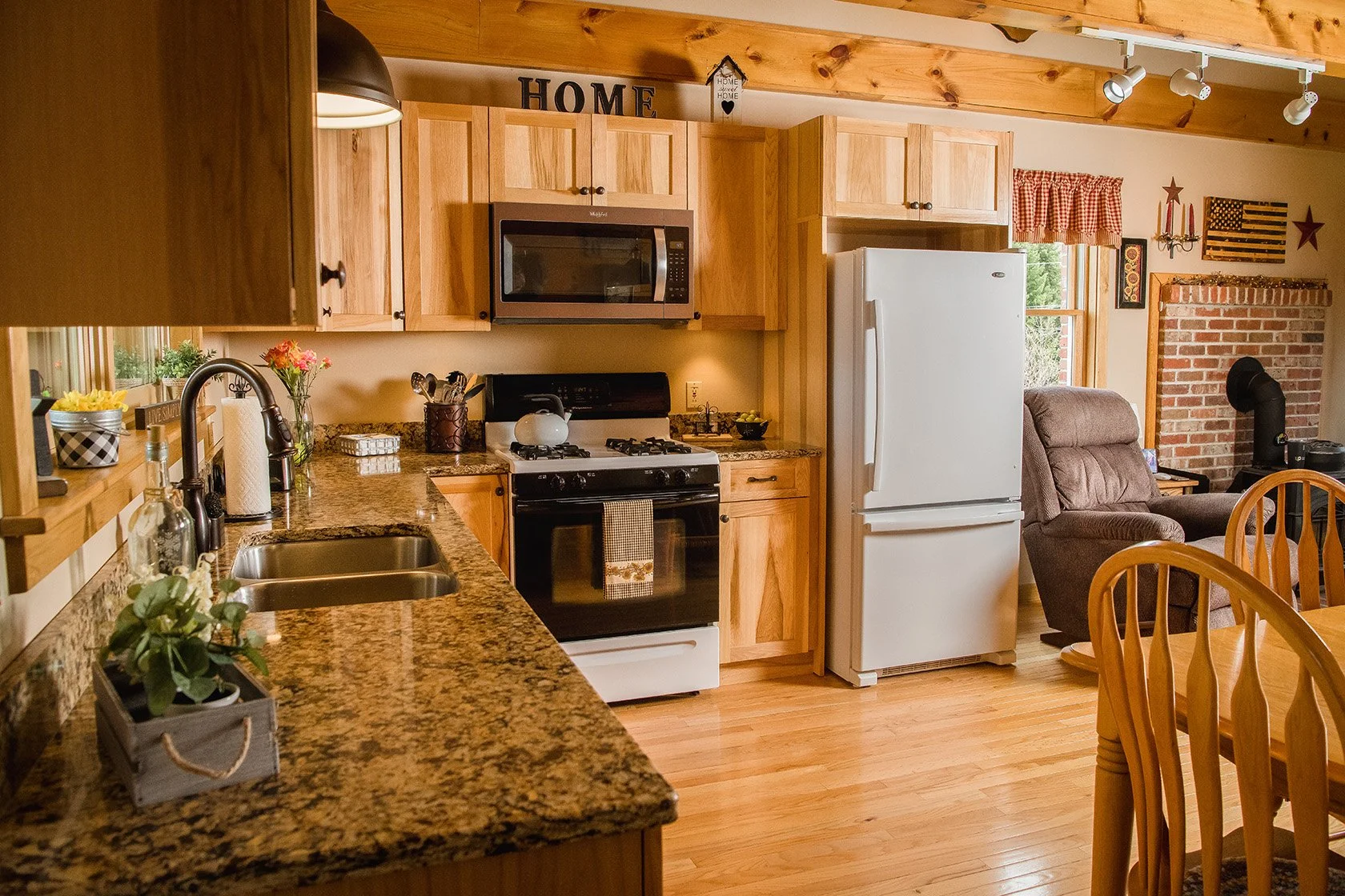 Cloutiers Loop Kitchen 4.jpg
