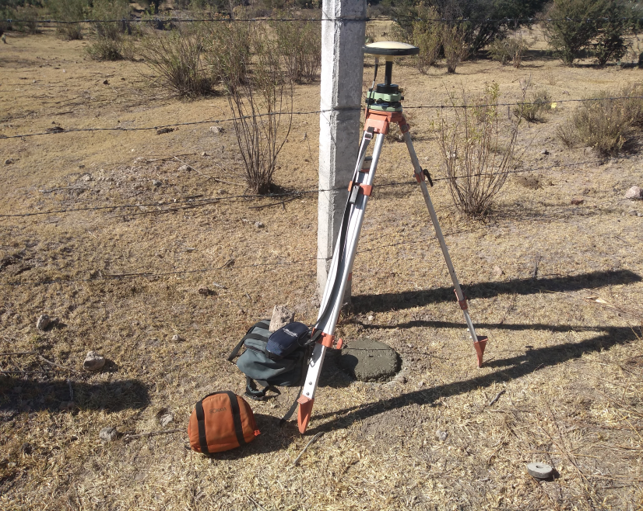 Estación total de topografía en un campo árido.