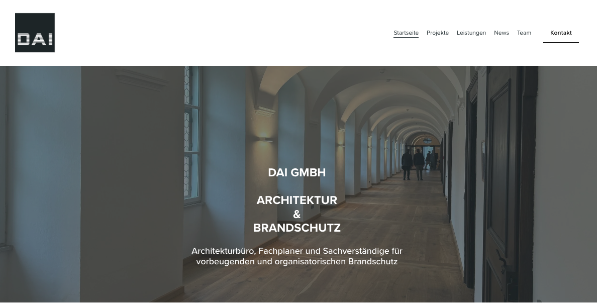 Webseite mit Logo DAI, toolbar mit Navigationslinks, Bild eines Flurs mit hohen Fenstern und weißen Wänden, Text in der Mitte mit Firmenname DAI GMBH, Architektur  und Brandschutz, Beschreibung des Angebots.