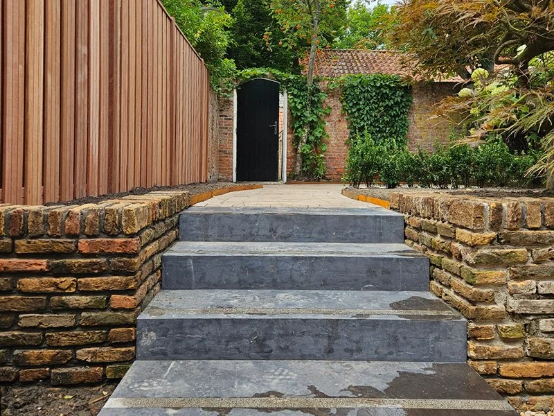 tuin aan laten leggen door hovenier in deventer hellendoorn bathmen