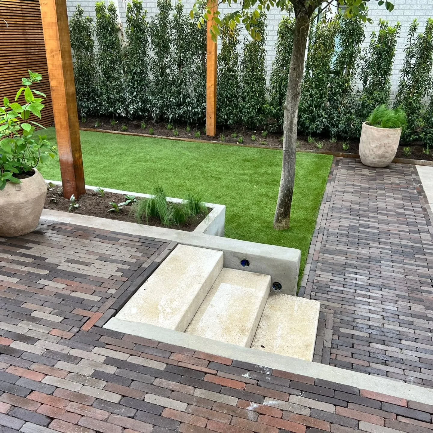 Heeft u ook hoogteverschil in de tuin en wilt u dit opvangen door een mooie trap? Averesch Tuinen heeft al een aantal mooie trappen mogen realiseren. Ook voor deze klussen bent u bij ons aan het goeie adres.