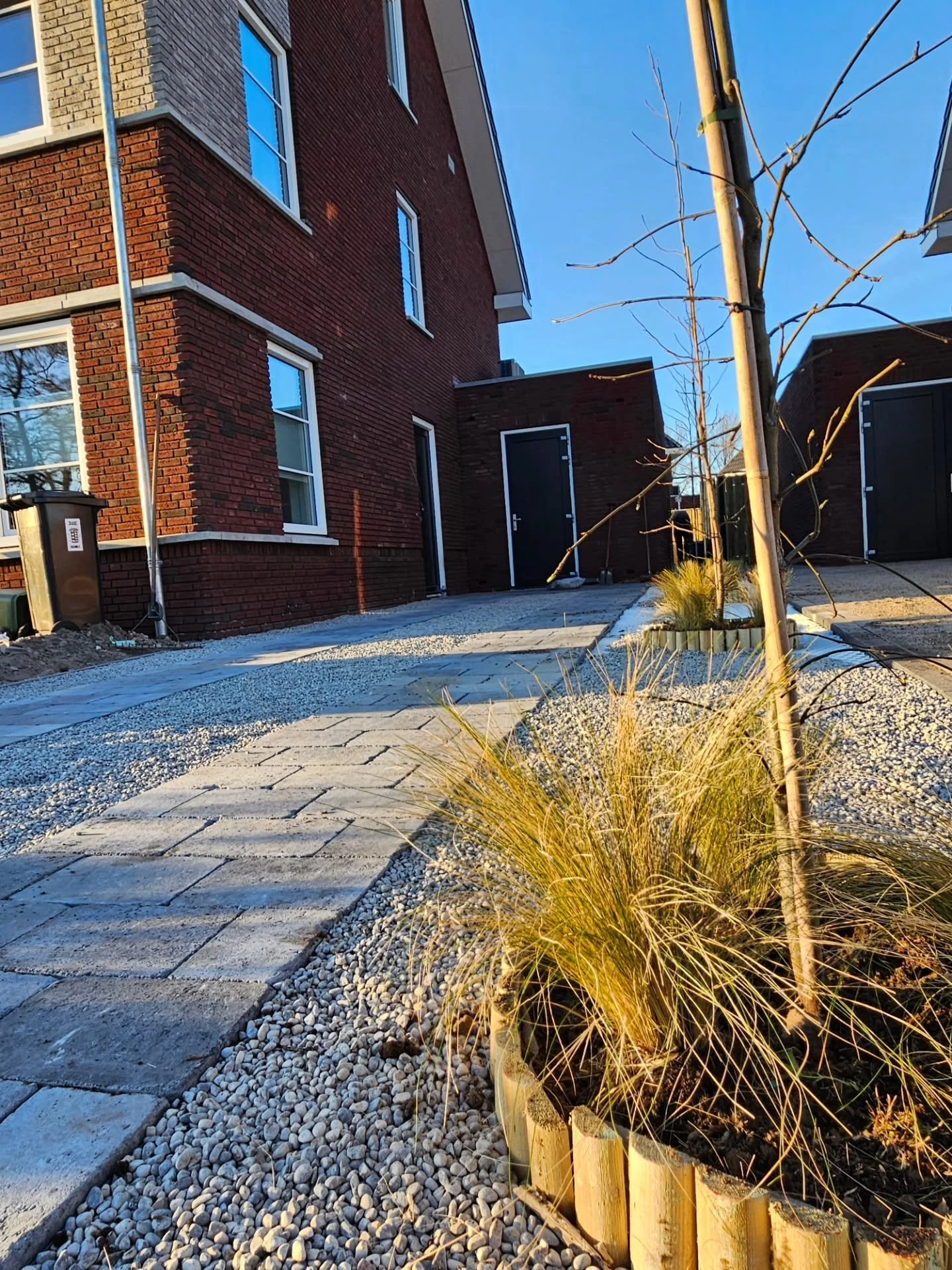 "Geen oprit wat bestaat uit alleen maar steen of alleen maar grind en het liefste met wat groen." 

Dat was de wens van de klant. Wij denken hierin graag mee en maken een aantal creatieve schetsen. Daaruit is dit oprit gerold. Ontzettend te