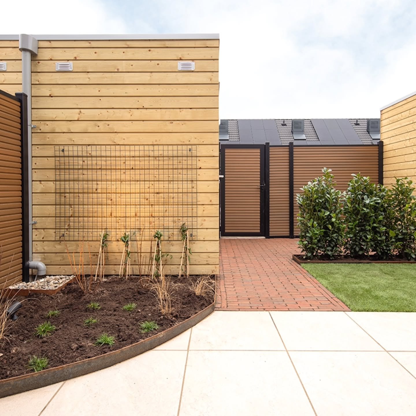 OPGELEVERD 

Moderne tuin in Almelo. 

Dank aan @joshuafransen van @plaatwerk.media voor de project foto's. 

Er komen meer mooie, afwisselende projecten aan. Mocht u ook toe zijn aan een vernieuwde tuin voor de zomer, neem dan snel contact op!