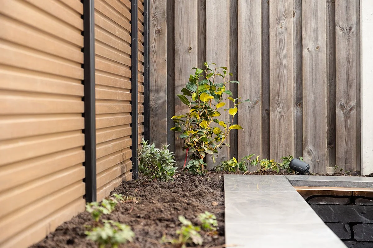 Moderne tuin met pergola in Wierden