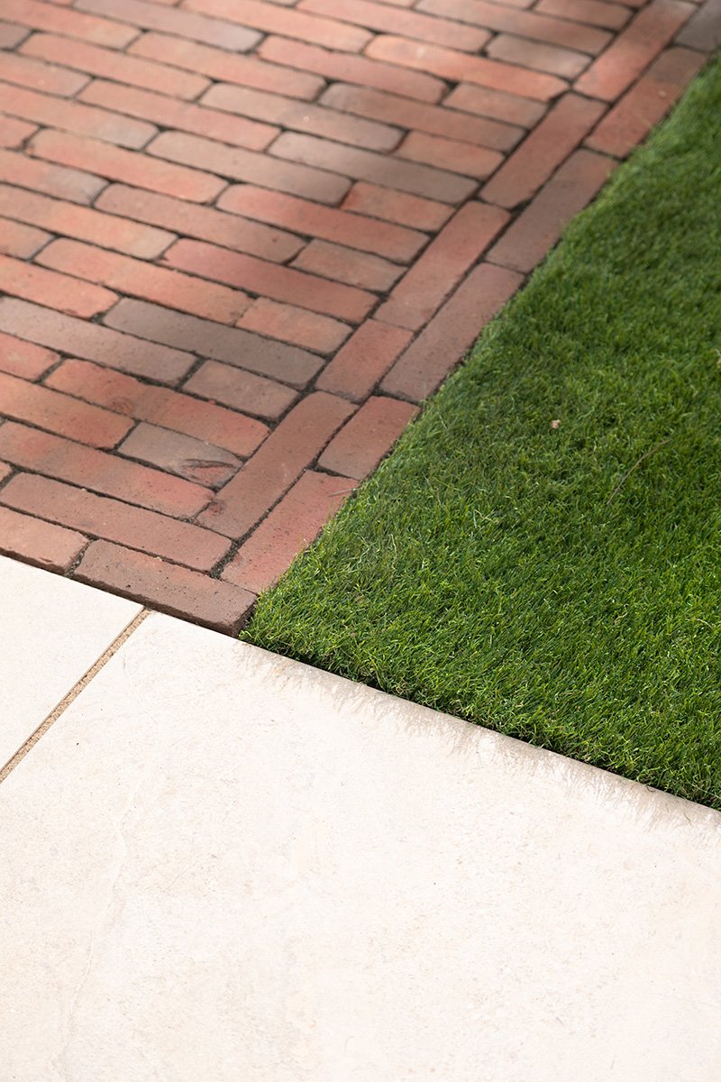 bestrating-achtertuin-kunstgras-klinkers.jpg