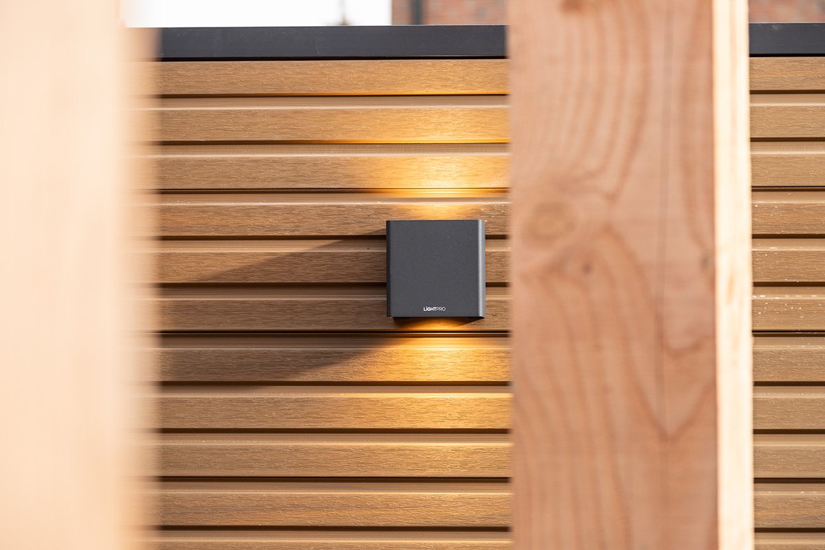 sfeervolle tuinverlichting aansluiten aan een composiet schutting