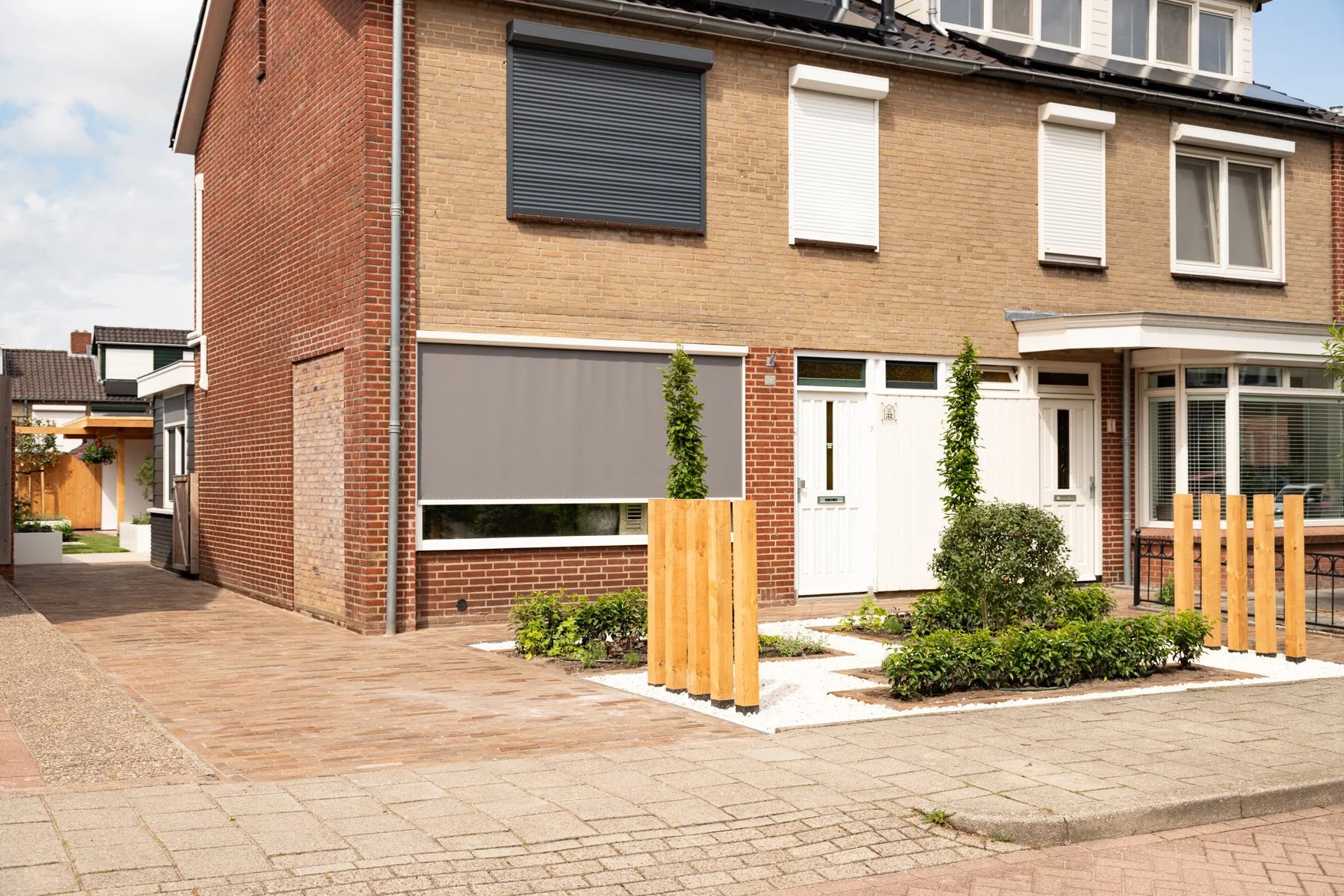 voortuin ontwerp met strakke lijnen en plantenborders
