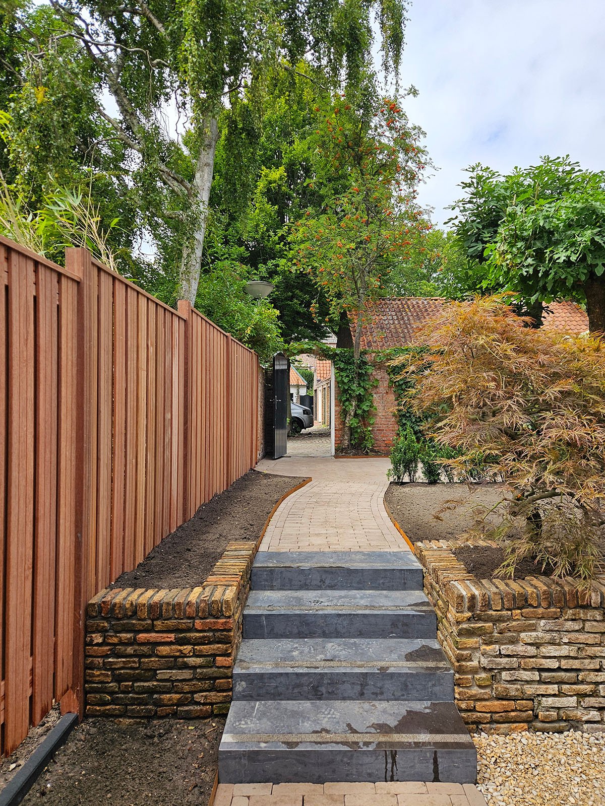 Smalle achtertuin inrichting woonwijk stad Hengelo