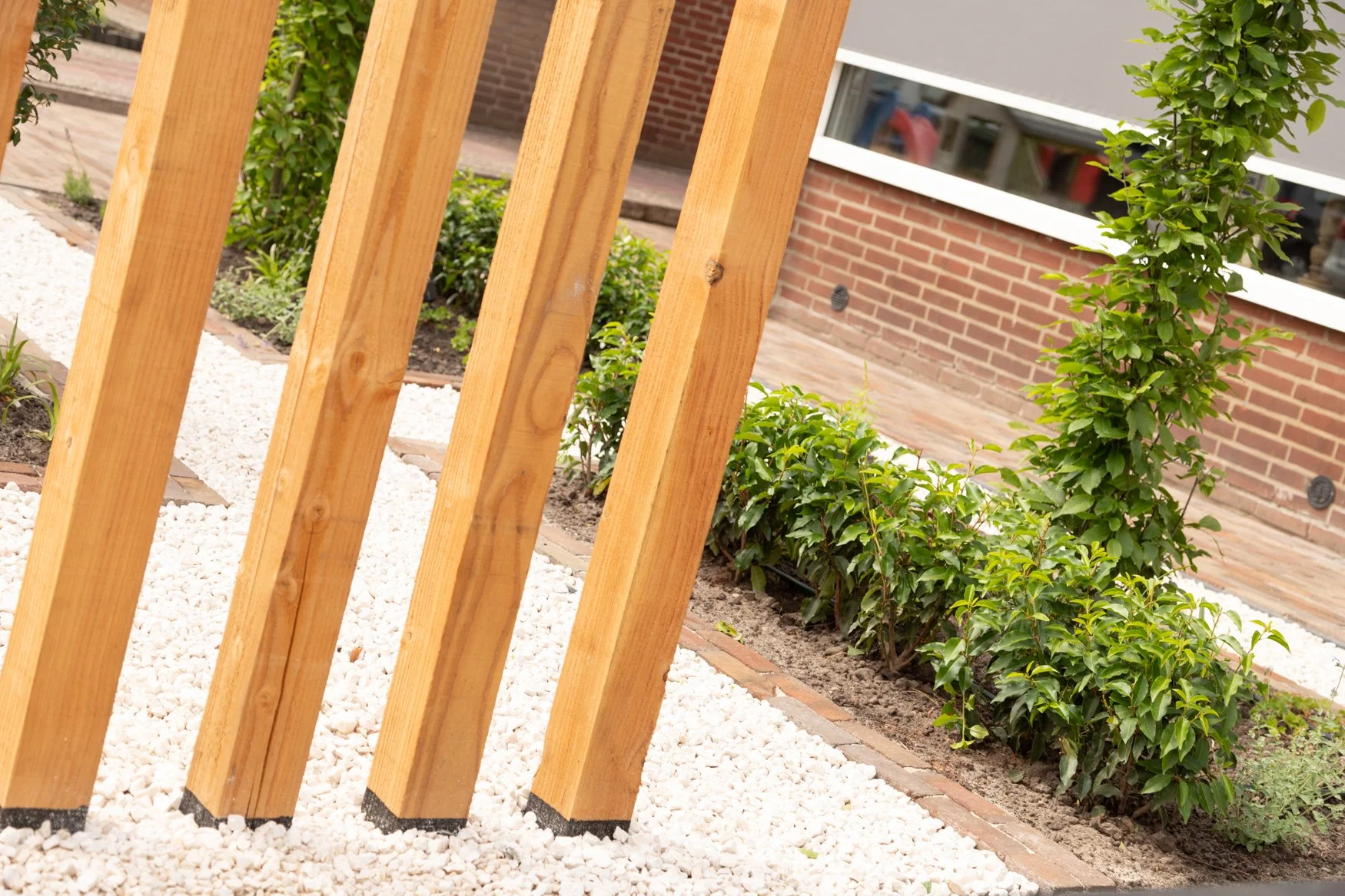eigentijdse voortuin met natuurlijke materialen