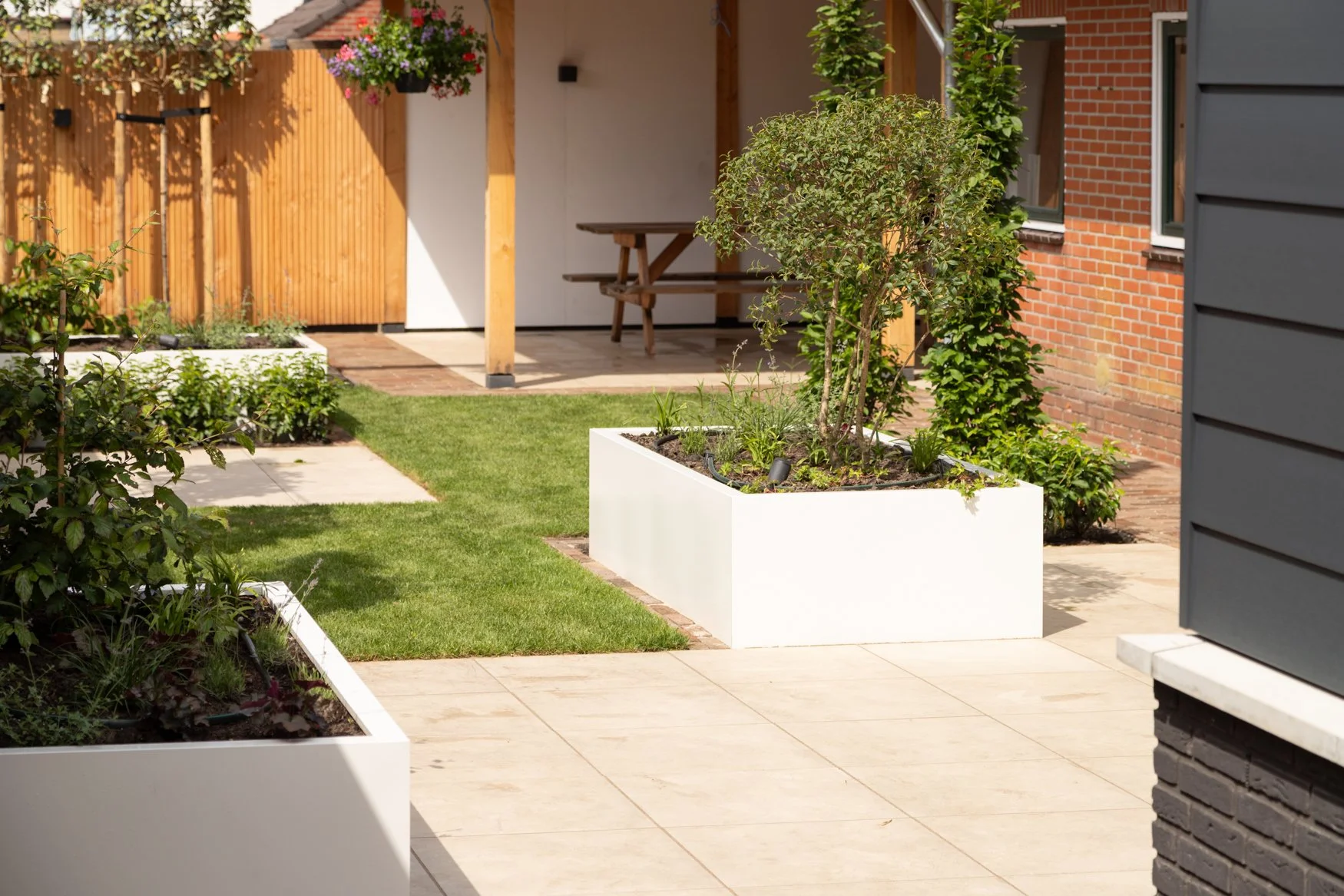 achtertuin ontwerp met overkapping en beplanting