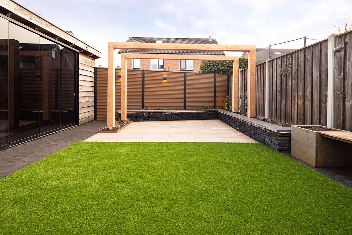 pergola met beplanting laten zetten door goede tuinman uit markelo
