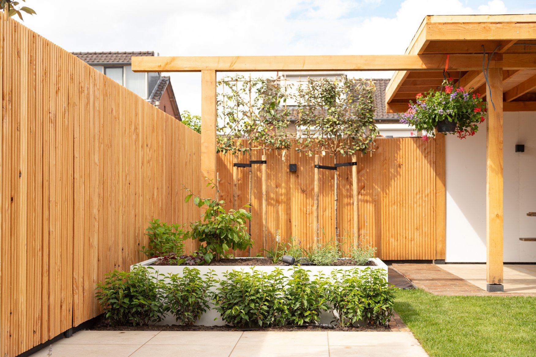 strakke tuindesign met warme accenten