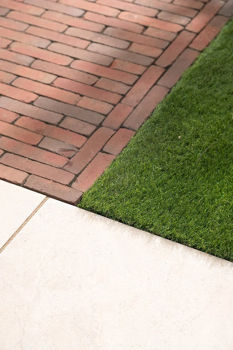 Moderne achtertuin met kunstgras in Almelo