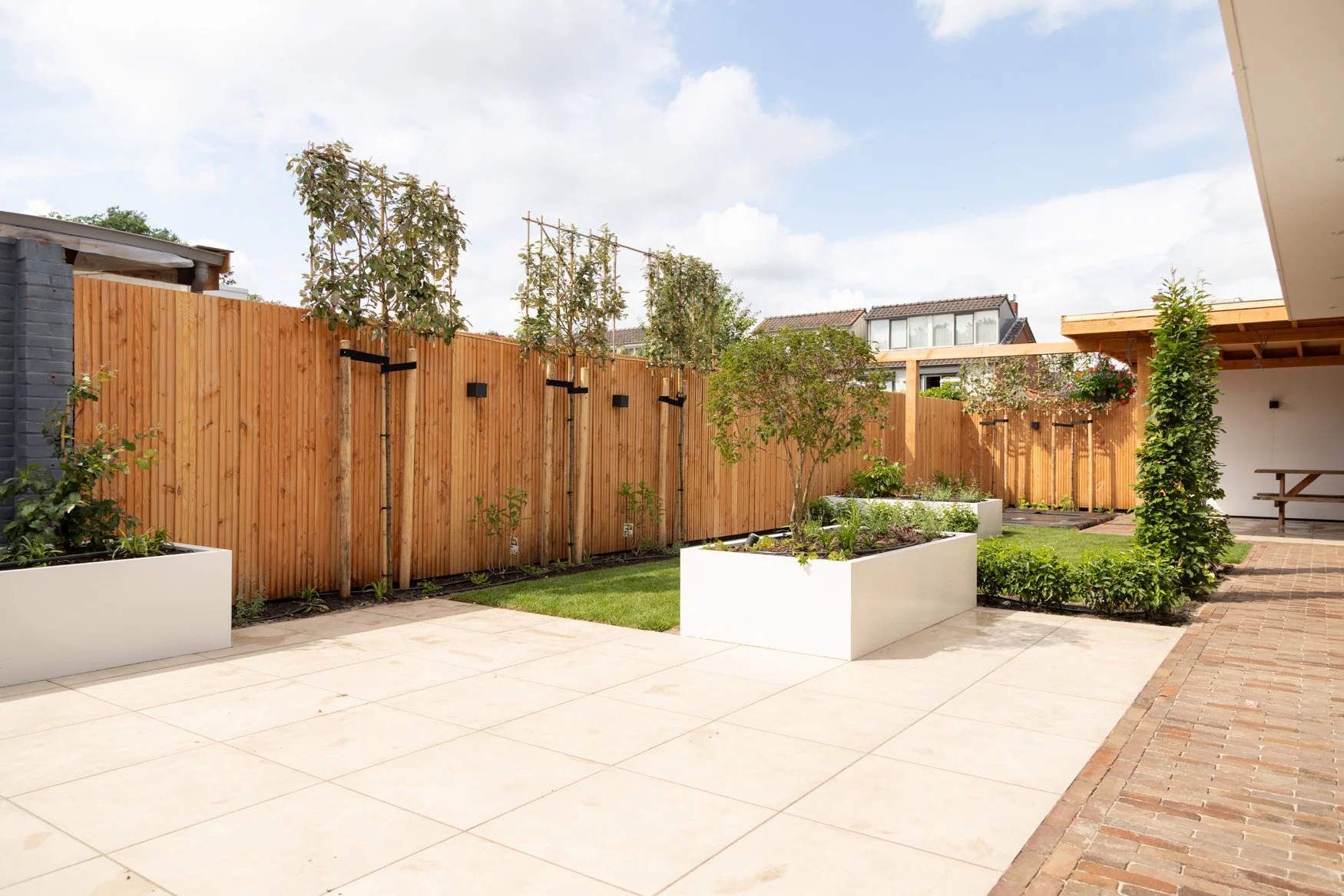achter tuin design aanleggen grote terras tegels