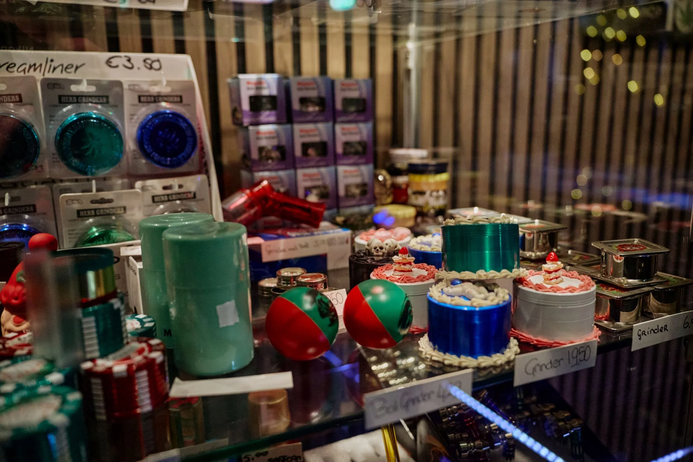 Kerktieten met loterijspeeltjes en kerstversieringen op een tafel in een winkel.