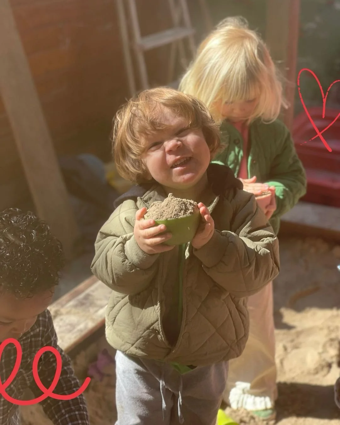 Zandbakpret 🏖️

- 𝙀𝙣𝙜𝙡𝙞𝙨𝙝 𝙗𝙚𝙡𝙤𝙬 -

Met schepjes, emmertjes en een flinke dosis fantasie bouwen de kinderen hun eigen zandwereld. Torens worden gemaakt, weer omgegooid en opnieuw opgebouwd. 🐚

&mdash;

Sandpit fun 🏖️

With little shovel