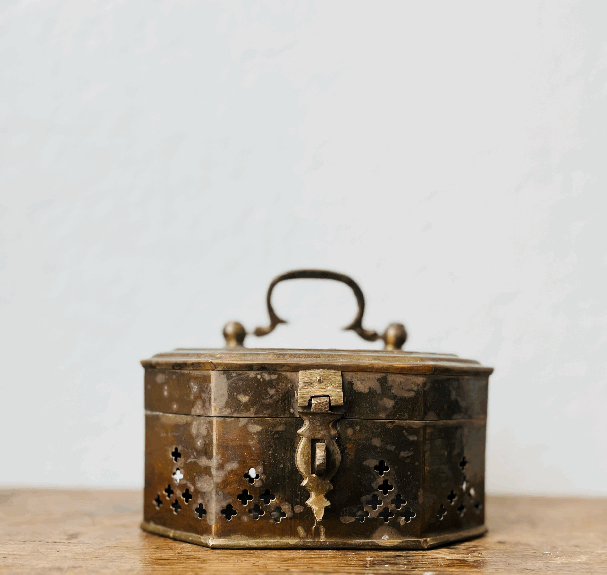 Vintage Brass Cricket Box with Pierced Clover Design – Decorative Brass Cricket Cag