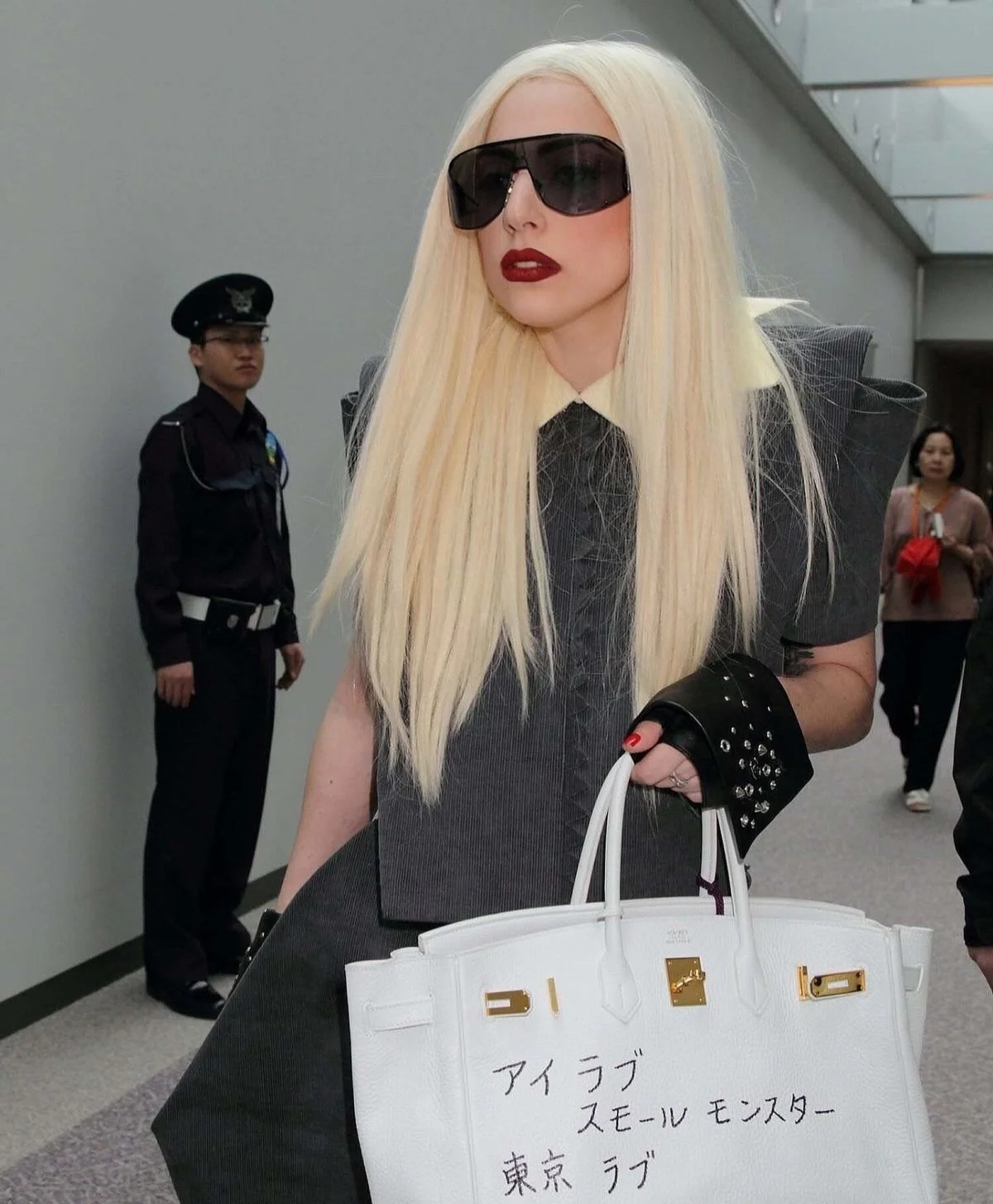On April 13th, 2010, @ladygaga arrived at Narita International Airport (for the Tokyo stop of the Monster Ball Tour) carrying a white Herm&egrave;s Birkin bag she customized with the message &ldquo;I love Little Monsters, Tokyo Love&rdquo; in Japanes