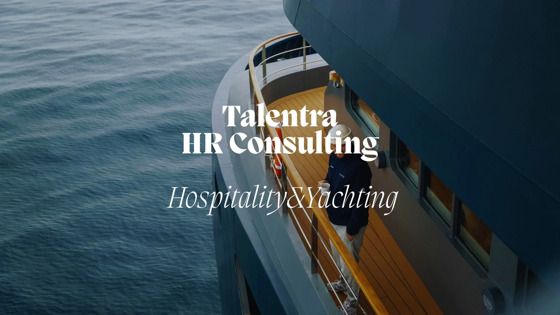 Una nave da crociera di fronte al mare con scritte in italiano pubblicizzando Talentra HR Consulting, specializzata in hospitality e yachting.
