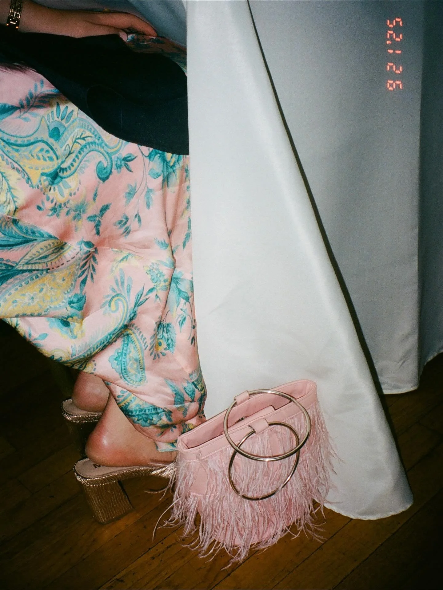 Madison and Connor got their wedding gallery last night. Here&rsquo;s some of the more sparklier pics ✨ 

Venue: @ravenswoodeventcenter 
Photo: @cassieannaphotography 
Floral: @f4dweddings 
HMU: @rarebirdbeauties