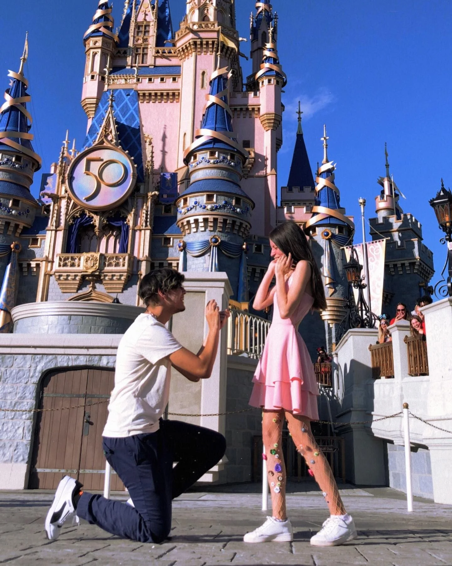&iquest;Te acomodar&iacute;a comprometerte con un hombre que dar&iacute;a todo por ti?
.
.
.
Sorpresaaaaaaa, solo nosotros sab&iacute;amos nuestros planes. Estoy demasiado feliz, compartimos tantos momentos preciosos juntos, estos 7 a&ntilde;os han s