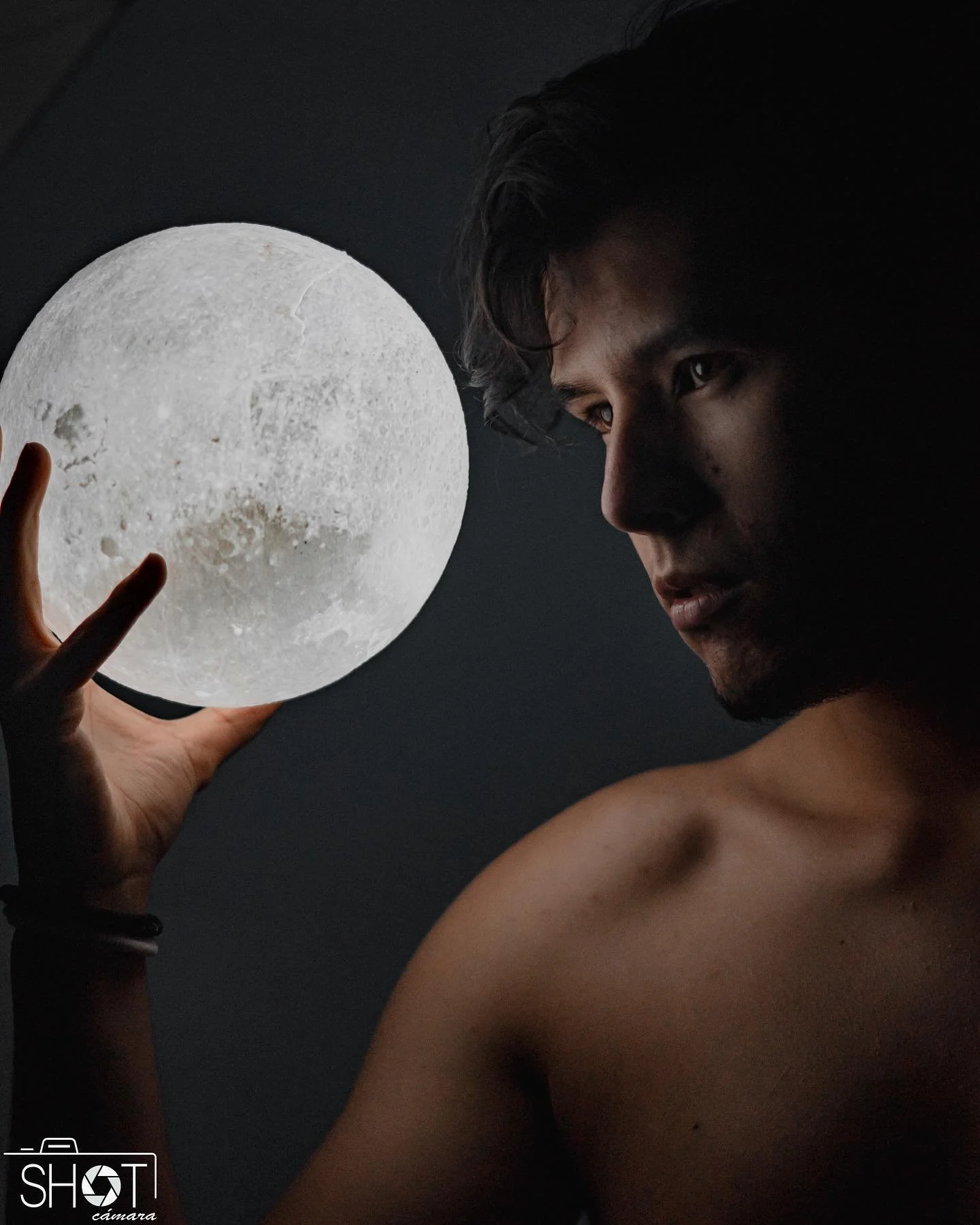 Oh my Moon 🌙! 
.
.
.
Me gustaron mucho estas fotitos y quer&iacute;a compartirlas.
V&iacute; en reels el trend re popular con la luz tras la espalda y quedaba epic y yo tambi&eacute;n quer&iacute;a pu&rsquo;, pero le dimos el toque de la luna que pa