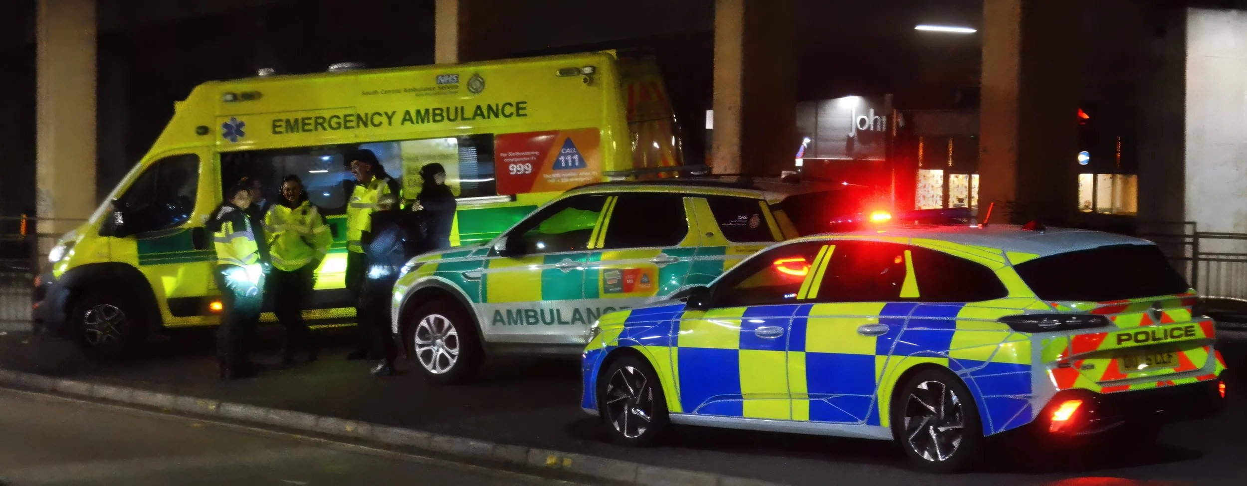 Reading-Amblunce and Police packed in Mill Lane Reading_Paul King.jpg