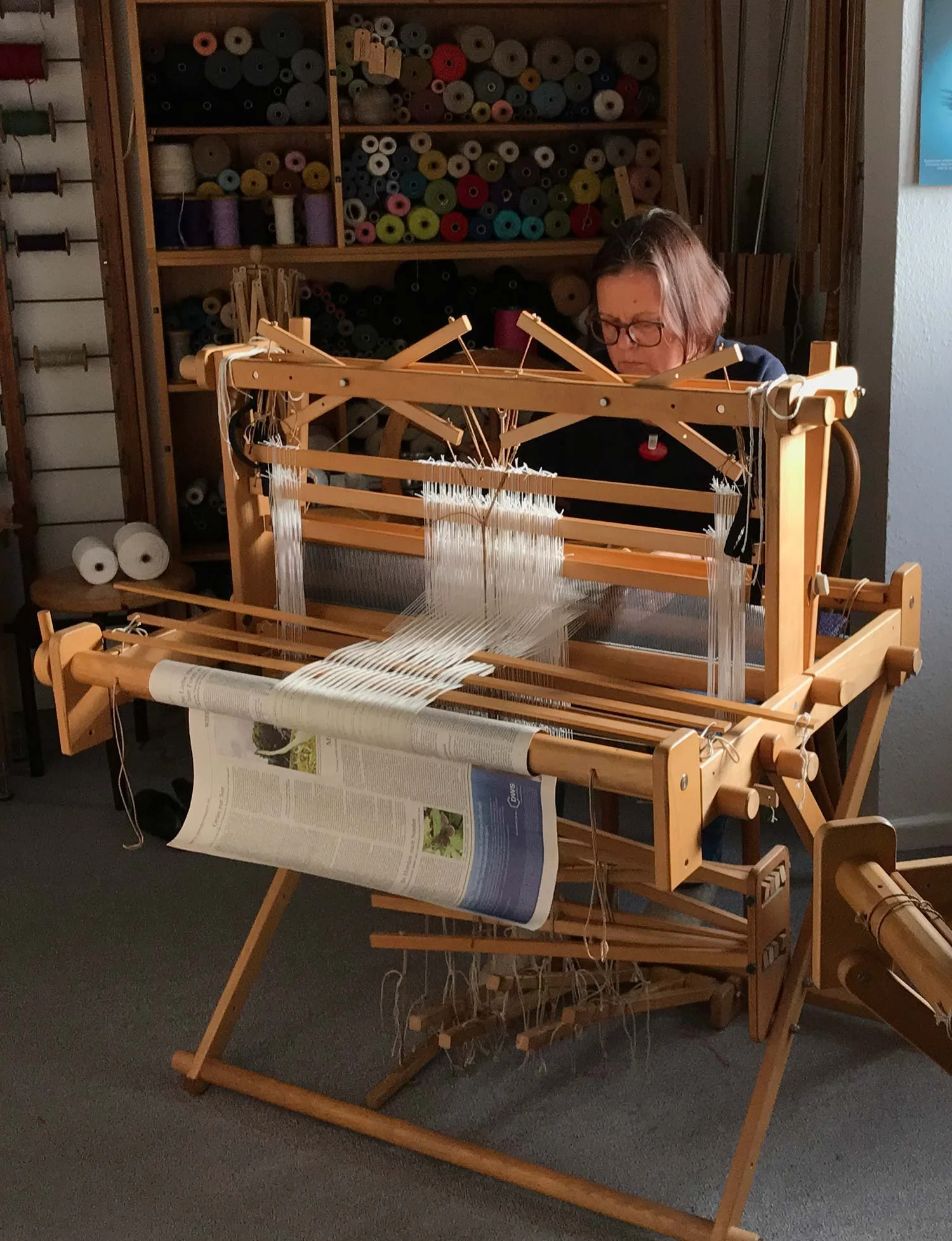 Schülerin am Webstuhl