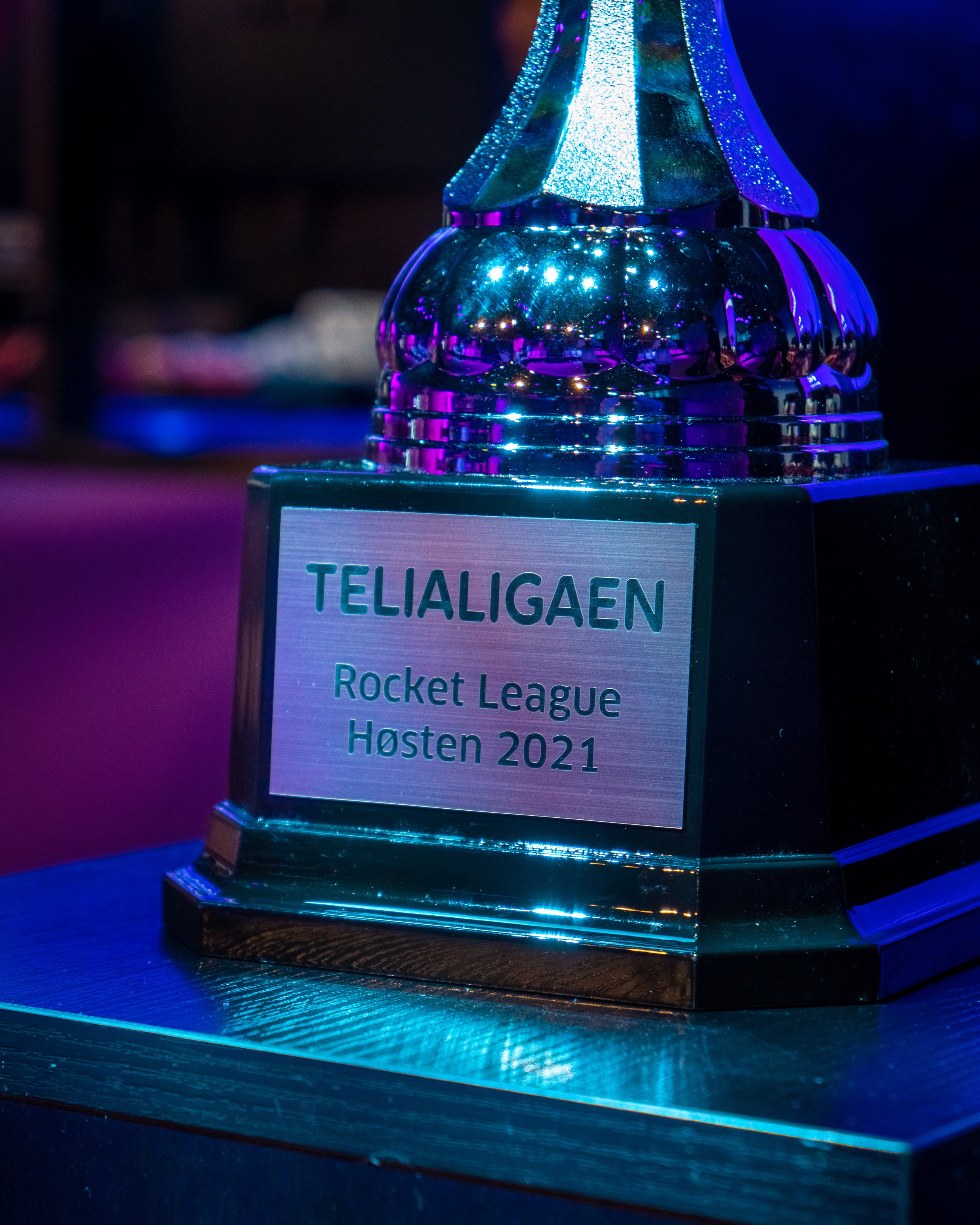 En pokal med logo og tekst som sier "TELIALIGAEN Rocket League Høsten 2021".