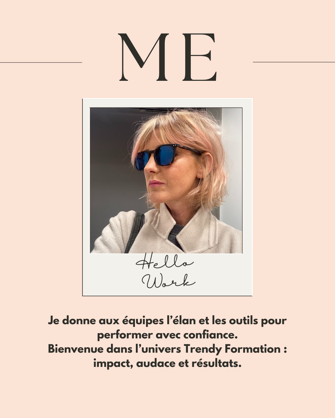 Une femme avec des lunettes de soleil roses, un manteau beige, et des cheveux blonds courts, posant pour une photo dans un cadre de style Polaroid. Le fond est rose clair avec du texte en français.