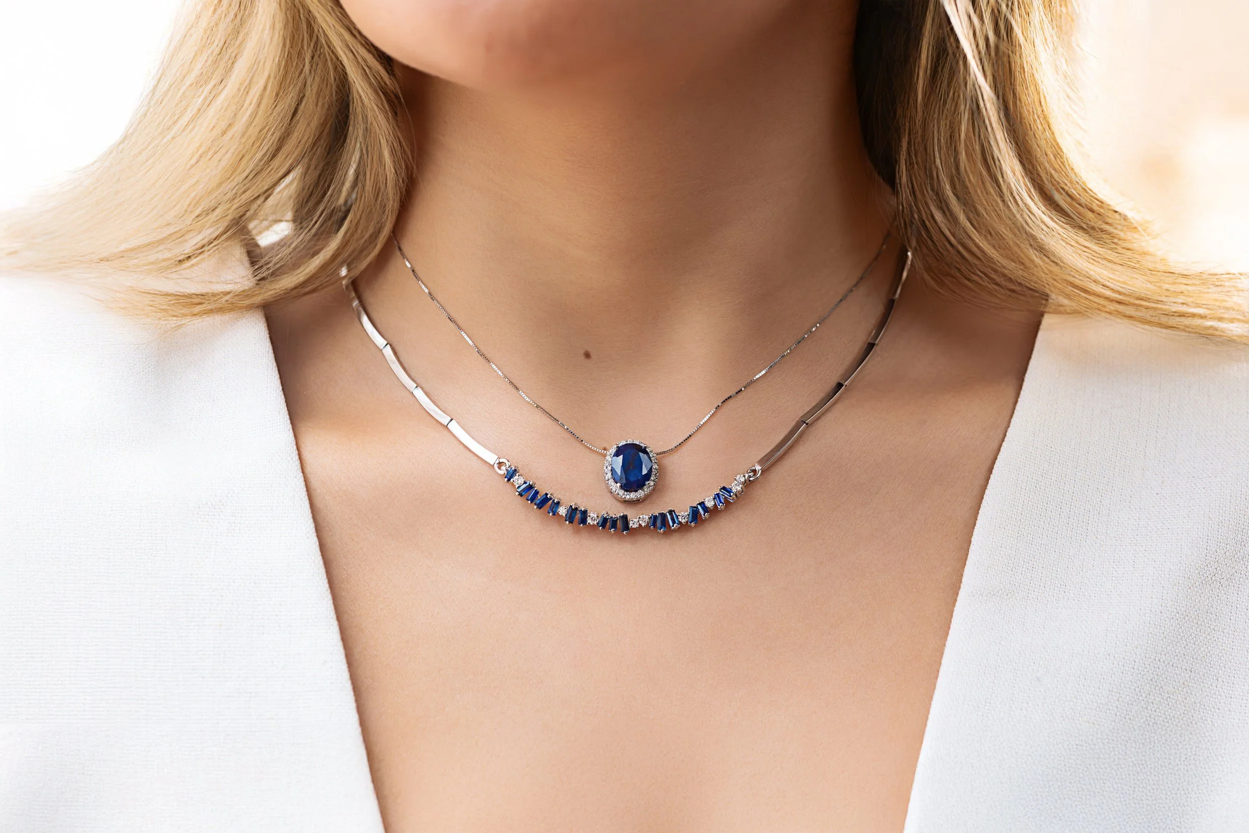 Mujer con collar de diamantes y Zafiros en joyeria barranquilla