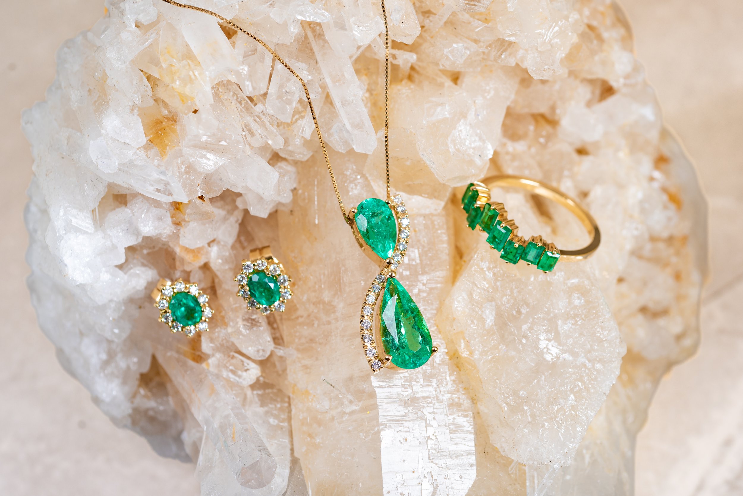 Esmeraldas en Barranquilla: cómo elegir una esmeralda fina y cuidarla en joyería de oro de 18 quilates