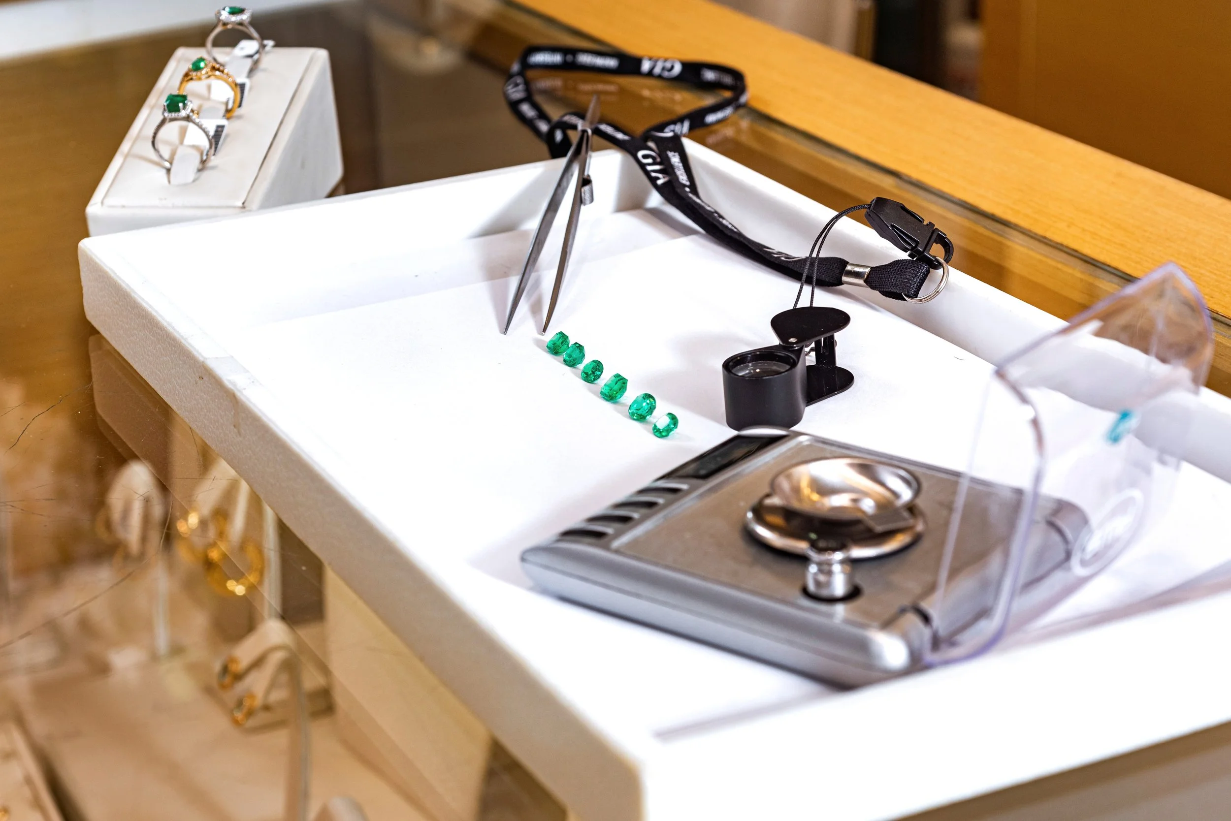 Taller de joyería Dioro: mesa de trabajo con herramientas profesionales para fabricación y reparación de joyas.